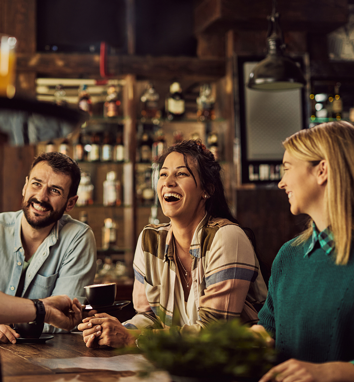 Vrienden genieten van een pubquiz